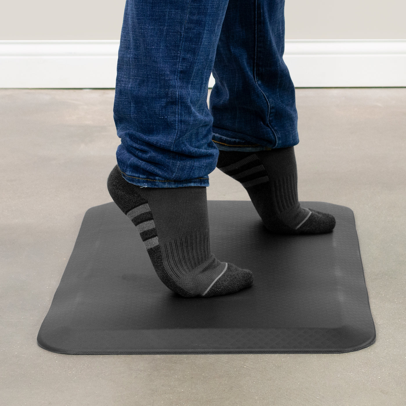 Black anti-fatigue standing mat from VIVO.